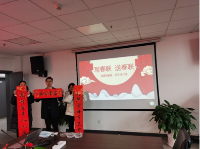 寫(xiě)春聯(lián),送春聯(lián)-- 筆墨凝春香,新年送萬(wàn)福